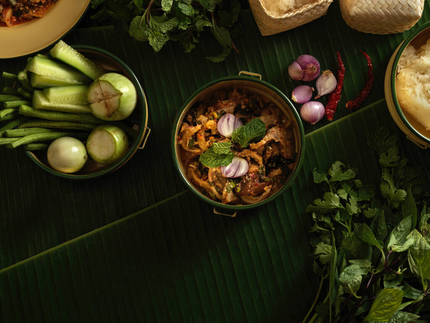タイの伝統的な料理、スパイシーなミンチポークサラダ(ラーブムー)を野菜と一緒に提供しています。   - 写真・画像