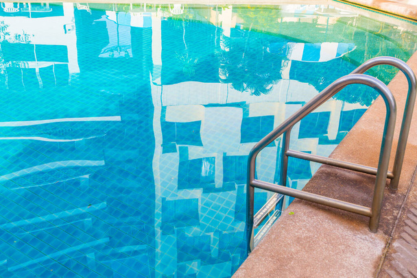 Лестница для захвата баров на фоне голубого бассейна - Фото, изображение