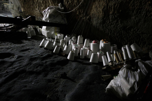 Gaziantep maîtres de chanvre produisent des fils en utilisant des méthodes traditionnelles sur métiers à tisser faits à la main dans les grottes. - Photo, image