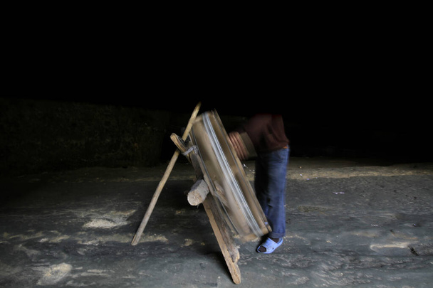Hanfmeister aus Gaziantep produzieren Garn nach traditionellen Methoden auf handgefertigten Webstühlen in Höhlen. - Foto, Bild