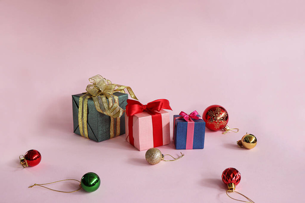 Trois coffrets cadeaux sur fond rose clair pour le concept spécial vacances. - Photo, image
