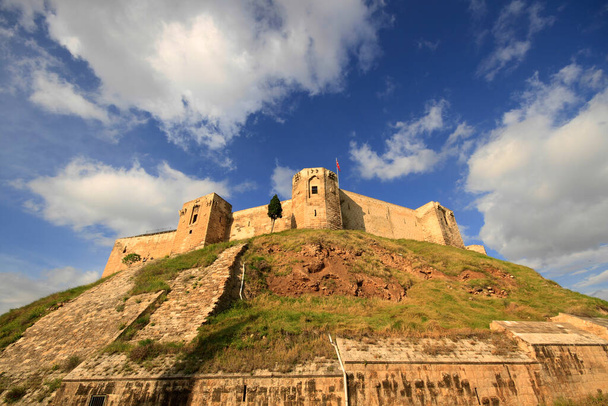 Замок Газиантеп - замок, построенный на холме в центре Газиантепа. Хотя неизвестно, когда он был построен, известно, что он использовался в целях наблюдения в римский период.. - Фото, изображение