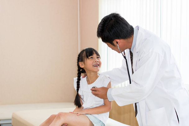 El médico examinó la salud de la niña con un estetoscopio.. - Foto, Imagen