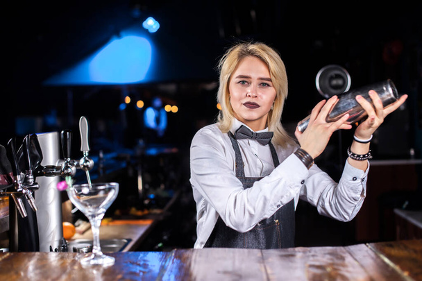Ragazza barista crea un cocktail sulla brasserie - Foto, immagini