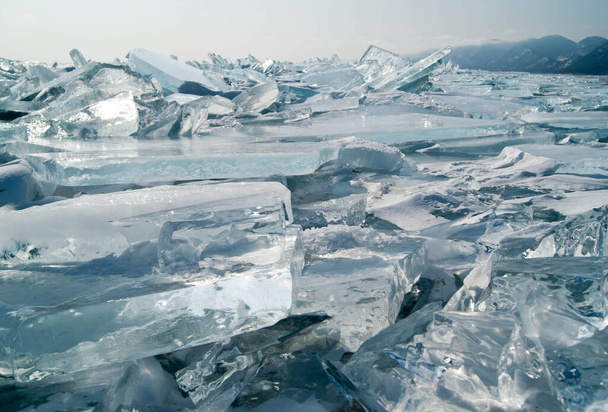 Pile di banchi di ghiaccio trasparenti, lago Baikal, Russia - Foto, immagini