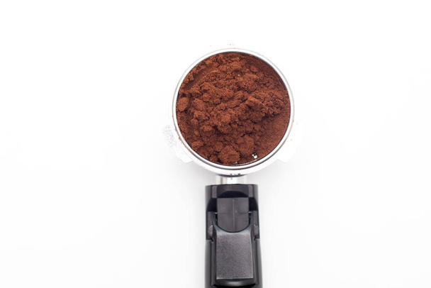 Detailní záběr kovového držáku z kávovaru s mletou kávou uvnitř. Držák na kávový roh a filtr. - Fotografie, Obrázek