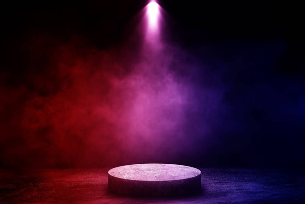 Spazio vuoto di Studio camera oscura palco in pietra o podio con nebbia o nebbia e effetto luce rosso e blu su pavimento di cemento grunge texture sfondo. - Foto, immagini