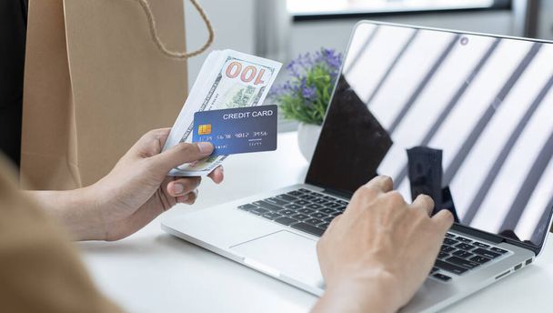 Mężczyźni używają laptopa do rejestracji zakupów online przy użyciu płatności kartą kredytową, Wygoda w świecie technologii i Internetu, Zakupy online i bankowości koncepcji online. - Zdjęcie, obraz