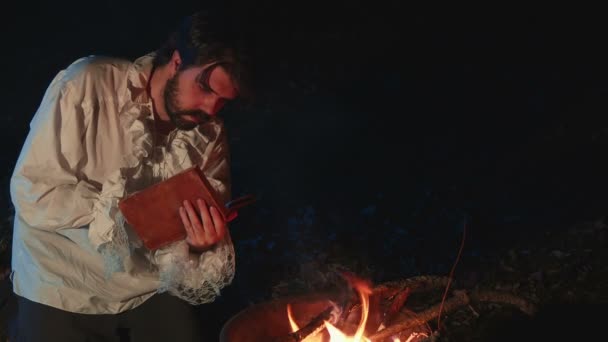 Dichter liest am Feuer draußen - Filmmaterial, Video