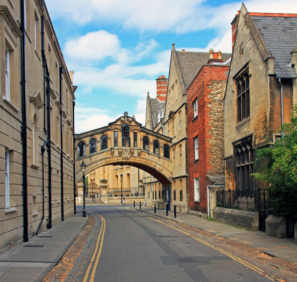 sóhajt és a környező házak, az Oxford Street és a jellegzetes híd - Fotó, kép