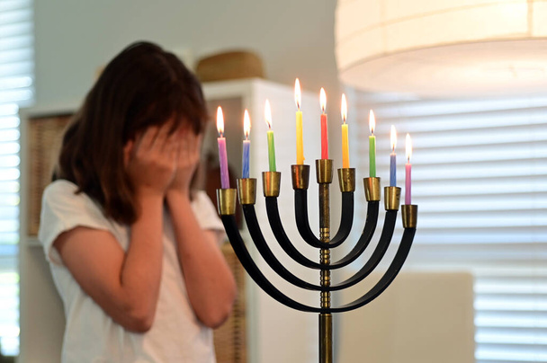 Bendición de niña judía en el día ocho de Hanukkah Fiesta judía. - Foto, imagen