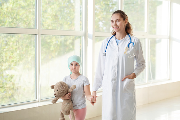 診療所の医者と少女。小児がん意識の概念 - 写真・画像