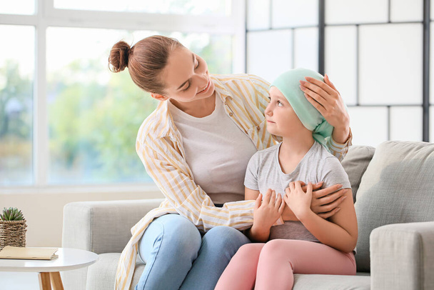 Klein meisje na chemotherapie met haar moeder thuis - Foto, afbeelding