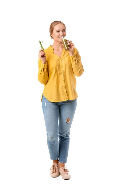 Mujer joven con hierba de trigo y jugo sobre fondo blanco - Foto, Imagen