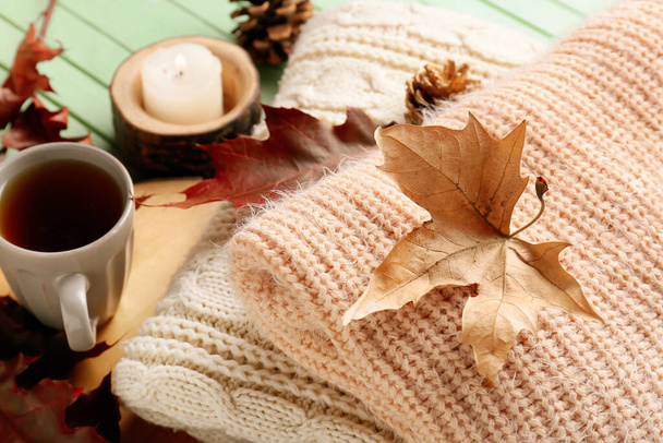 Podzimní kompozice se stylovým oblečením a šálkem čaje na dřevěném pozadí - Fotografie, Obrázek