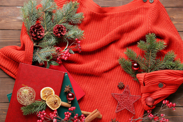 Composición navideña con ropa elegante sobre fondo de madera - Foto, imagen