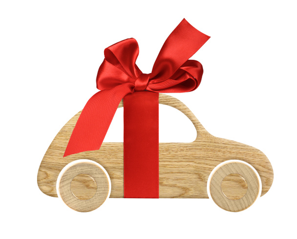 Holzspielzeugauto mit Schleife und Schleife als Geschenk oder Geschenk isoliert auf weiß - Foto, Bild