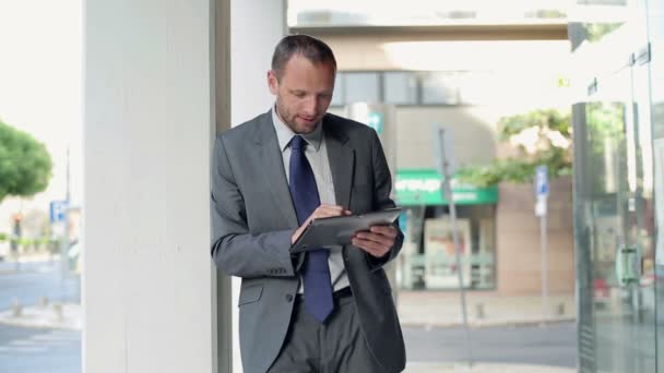 Businessman working on tablet in city - Filmagem, Vídeo