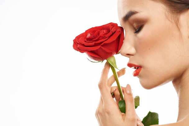 Portret kobiety z czerwoną różą nagie ramiona Makijaż na brunetce twarz - Zdjęcie, obraz