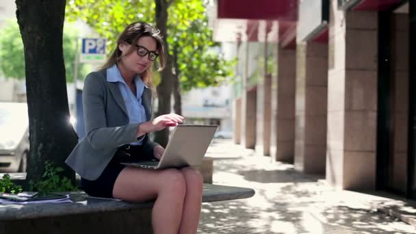 Businesswoman with laptop in city - Πλάνα, βίντεο