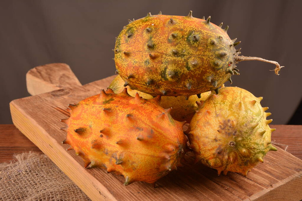 Geschnittene Frucht-Kiwano-Melone (Kiwano) auf Holzgrund. Nahaufnahme. - Foto, Bild