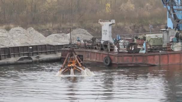 Gomel, BELARUS - 8 november 2020: kraanwerkzaamheden aan de rivier om de vaargeul 2020 te verdiepen - Video