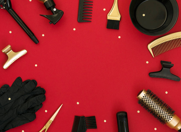 Hairdressing tools on a red background. Holiday template with space for text in the center. - Foto, Bild