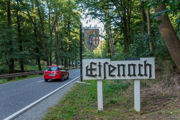 Passeggiata autunnale intorno al bellissimo castello di Wartburg nella foresta della Turingia vicino a Eisenach - Turingia / Germania - Foto, immagini
