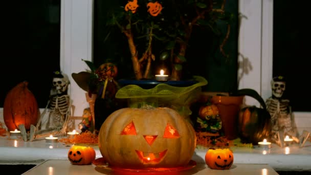 Home dekorace s strašidelnými září halloween dýňová hlava Jack Lantern tvář a hořící svíčka. Vyřezané oči, ústa. Tradiční symbol Halloweenu. Střední plán. - Záběry, video
