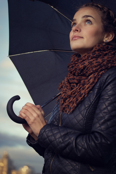 Girl with umbrella at a reservoir - Valokuva, kuva