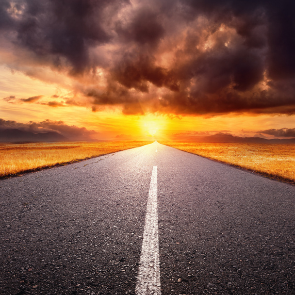 Conduzir numa estrada vazia em direcção ao pôr-do-sol
 - Foto, Imagem