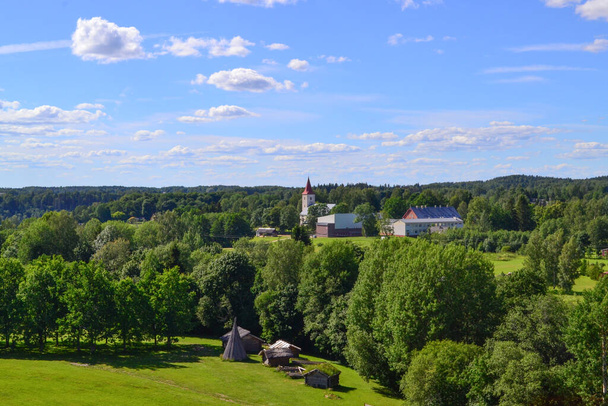 Церковь на холме в деревне. Сельский пейзаж. Вид сверху.  - Фото, изображение