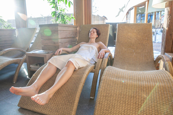 žena odpočívá po sauně v relaxační místnosti - Fotografie, Obrázek