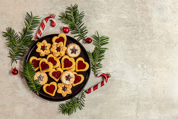 Hagyományos osztrák karácsonyi sütik - Linzer keksz piros bogyós lekvárral töltve. Lapos fekvésű fénymásoló. - Fotó, kép
