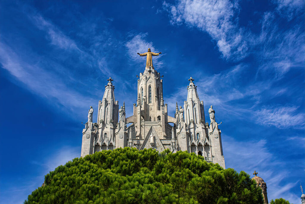 Barcelona, Catalonia, Spain - October 01, 2019: The majestic sumptuous facade of the Gothic Church of the Sacred Heart on Mount Tibidabo in Barcelona, Catalonia. Famous elaborately decorated Barcelona architecture, popular tourist attraction - Foto, imagen