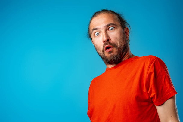 Amazed and confused bearded man looks with astonishment - Foto, Bild
