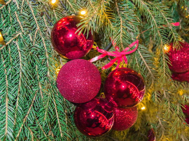 Niedliche Weihnachten funkelnden roten und goldenen Luftballons auf dem Hintergrund von Tannenzweigen, authentischen Weihnachtshintergrund mit Tannenzweigen und Dekorationen. Flache Ebene mit Kopierraum - Foto, Bild