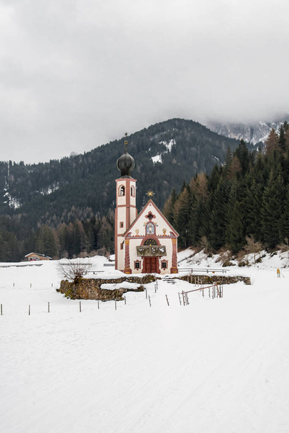Iglesia de San Juan en Val di Funes, Dolomita durante el invierno nevado - Foto, imagen