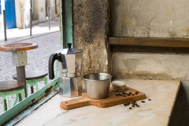 Az olaszból hiányzik a kávé egy csésze kávébabbal és egy kézzel készített süti cukorral és egy fazék mokával. Minden vintage barna háttér közel az ablakhoz. Egészséges reggeli. - Fotó, kép