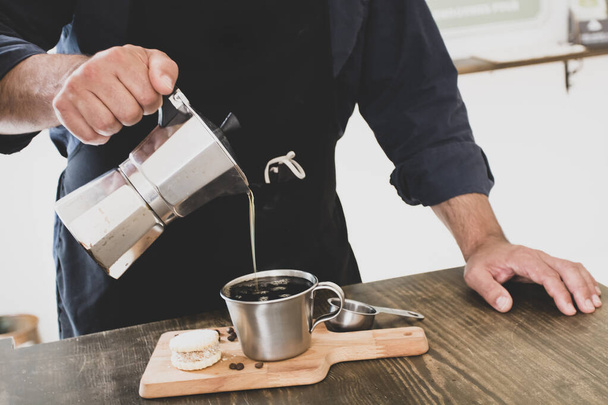 Muž Barista připravuje čerstvé espresso v kávovaru pro zákazníka v nóbl kavárně. Majitel kavárny obsluhující klienta v kavárně. - Fotografie, Obrázek