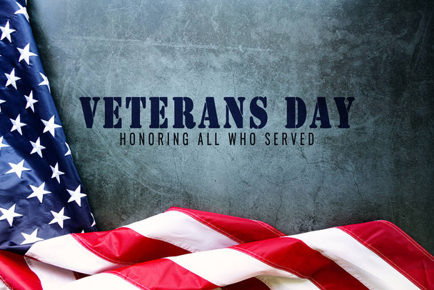 Den veteránů. Vážím si všech, kteří sloužili. Americká vlajka na pozadí cementu - Fotografie, Obrázek