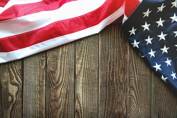 Americká vlajka na dřevěném pozadí s kopírovacím prostorem - Fotografie, Obrázek