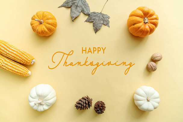 Gelukkige Thanksgiving Dag met pompoen, esdoorn blad en moer - Foto, afbeelding