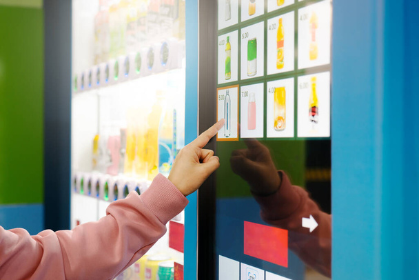 vender, tecnologia e conceito de consumo, mulher comprando com uma máquina de venda automática - Foto, Imagem
