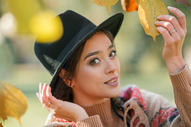 detailní podzimní portrét krásné mladé ženy v parku - Fotografie, Obrázek