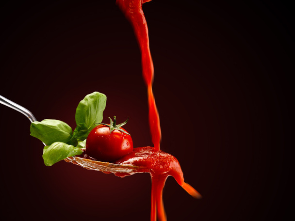 Паста с базиликом и томатным соусом
 - Фото, изображение