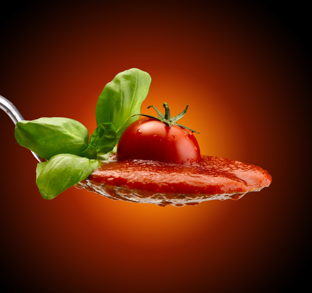 Pasta de albahaca y salsa de tomate
 - Foto, Imagen