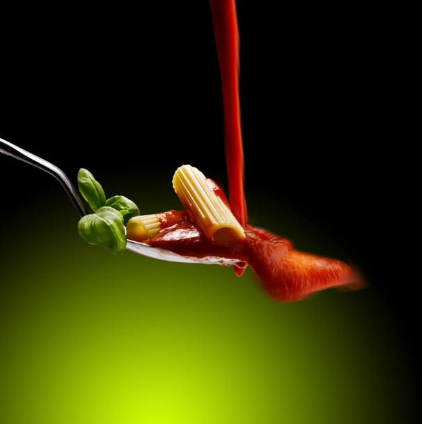 バジルのパスタとトマトのソース - 写真・画像
