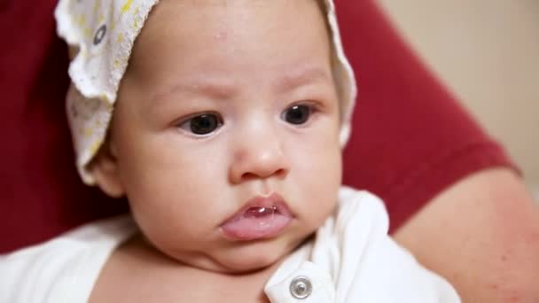 Close-up de bonito bebê infantil surpreso Menino nos braços das mães - Filmagem, Vídeo