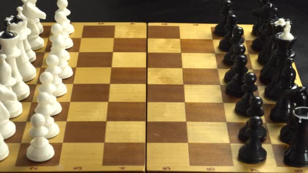 cancelando el juego de ajedrez, el hombre barre la mano de la figura del tablero - Imágenes, Vídeo